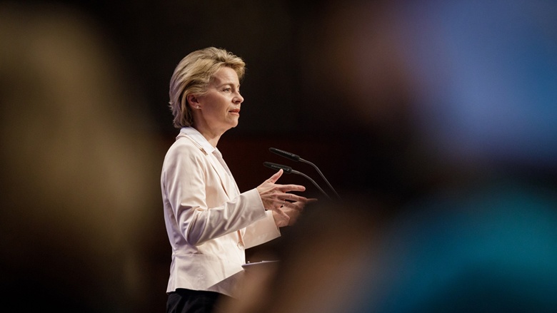 Auf dem Bild sieht man Bundesverteidigungsministerin Ursula von der Leyen während einer Rede vor dem Deutschen Bundestag