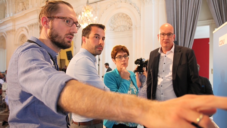 Auf dem Bild sieht man: CDU-Generalsekretärin Annegret-Kramp-Karrenbauer und Mitstreiter der CDU-Bundesgeschäftsstelle begutachten in Aachen die eingegangenen Fragen an der Pinnwand.