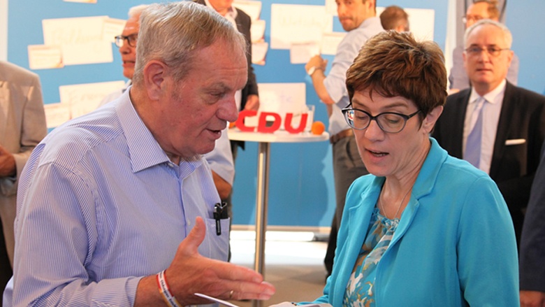 Auf dem Bild sieht man CDU-Generalsekretärin Annegret Kramp-Karrenbauer im Gespräch mit einem Teilnehmer der Zuhör-Tour in Aachen.