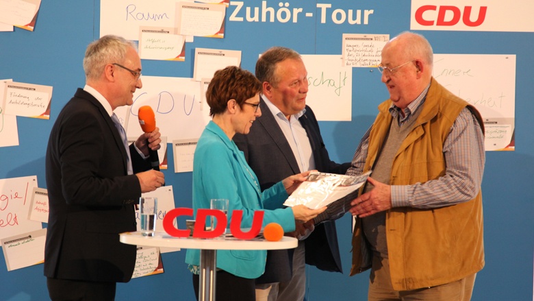 Auf dem Bild sieht man, wie CDU-Generalsekretärin Annegret Kramp-Karrenbauer einem verdienten CDU-Mitglied eine Ehrenurkunde für 50 Jahre Mitgliedschaft in der CDU überreicht.