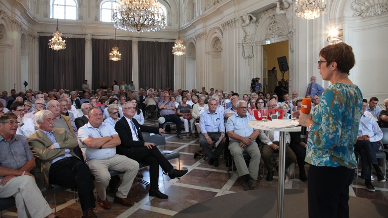 Auf dem Bild siet man: CDU-Generalsekretärin Annegret-Kramp-Karrenbauer erläutert vielen Gästen politischeHintergründe.