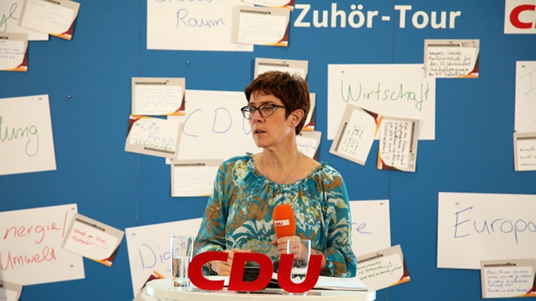 Auf dem Bild sieht man: CDU-Generalsekretärin Annegret Kramp-Karrenbauer lauscht aufmerksam den Fragen der Zuhörer.