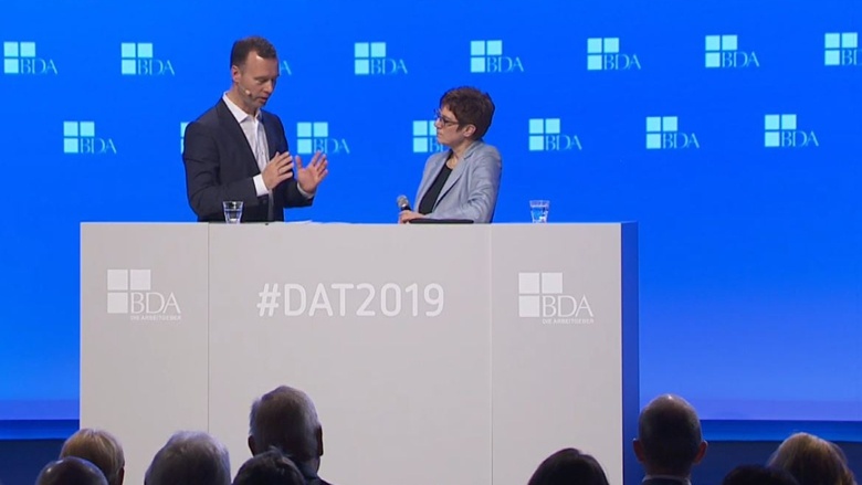 CDU-Vorsitzende Annegret Kramp-Karrenbauer während der Diskussion im Anschluss an ihre Rede auf dem Arbeitgebertag des BDA CDU-Vorsitzende Annegret Kramp-Karrenbauer während der Diskussion im Anschluss an ihre Rede auf dem Arbeitgebertag des BDA