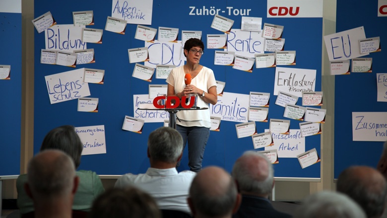 Auf dem Bild sieht man CDU-Generalsekretärin Annegret Kramp-Karrenbauer. Sie hört sich in Essen Fragen der CDU-Mitglieder an.