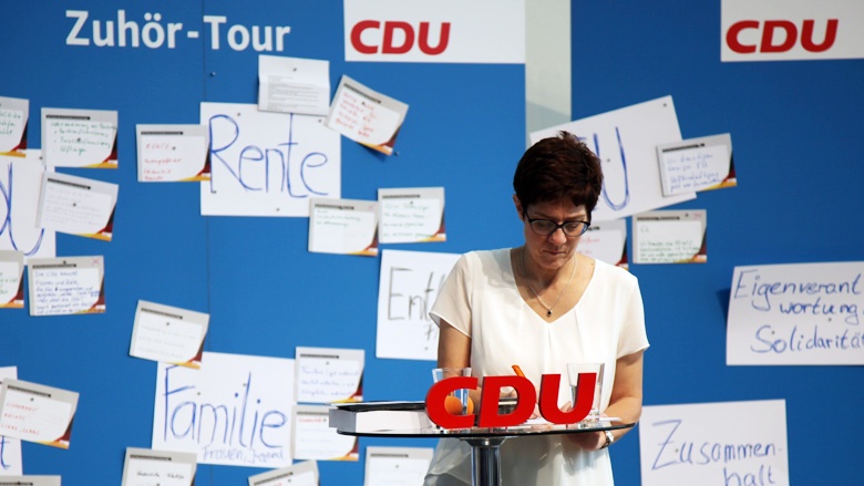 Auf dem Bild sieht man: CDU-Generalsekretärin Annegret Kramp-Karrenbauer notiert sich in Essen Fragen der CDU-Mitglieder.