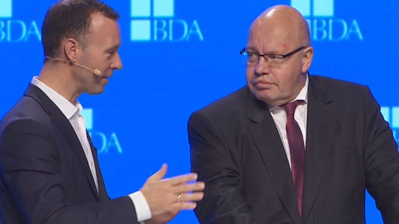 Bundeswirtschaftsminister Peter Altmaier während der Diskussion im Anschluss an seine Rede auf dem Arbeitgebertag des BDA Bundeswirtschaftsminister Peter Altmaier während der Diskussion im Anschluss an seine Rede auf dem Arbeitgebertag des BDA