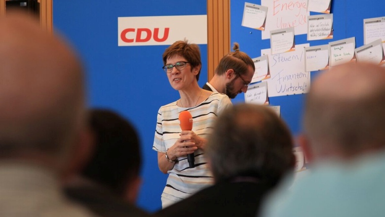 CDU-Generalsekretärin Annegret Kramp-Karrenbauer während der Zutör-Tour in Ehingen (Baden-Württemberg)