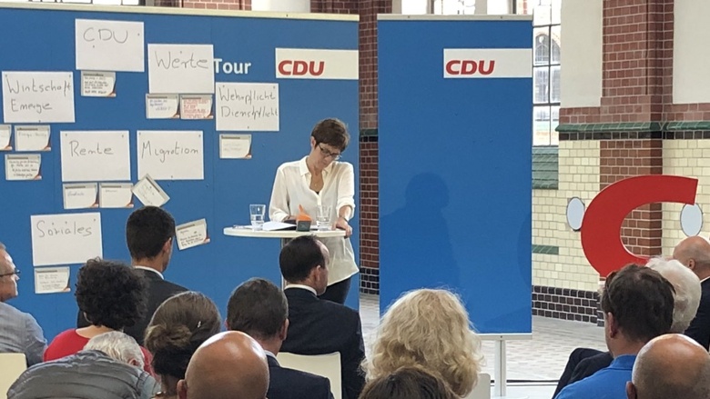 CDU-Generalsekretärin Annegret Kramp-Karrenbauer während der Zuhör-Tour im Alten E-Werk in Cottbus