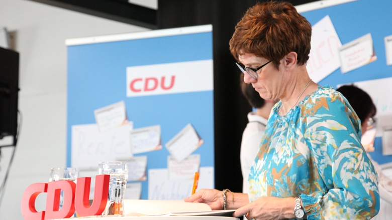 Das Bild zeigt, wie sch die CDU-Generalsekretärin Notizen macht.