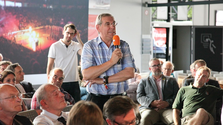 Das Bild zeigt einen älteren Herrn mit Mikrofon. Er stellt Fragen an die CDU-Generalsekretärin.