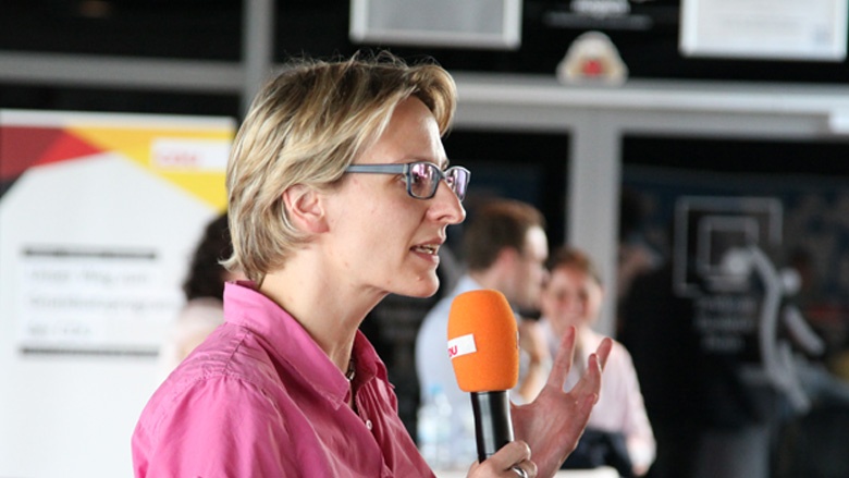 Das Foto zeigt eine junge Frau in Bonn am Mikrofon. Sie stellt Fragen an die CDU-Generalsekretärin.