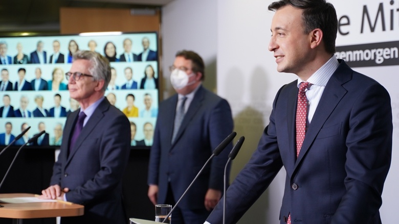 CDU-Generalsekretär Paul Ziemiak und der Sprecher des Wahlausschusses, Thomas de Maizière, während der Pressekonferenz aus dem Konrad-Adenauer-Haus in Berlin  