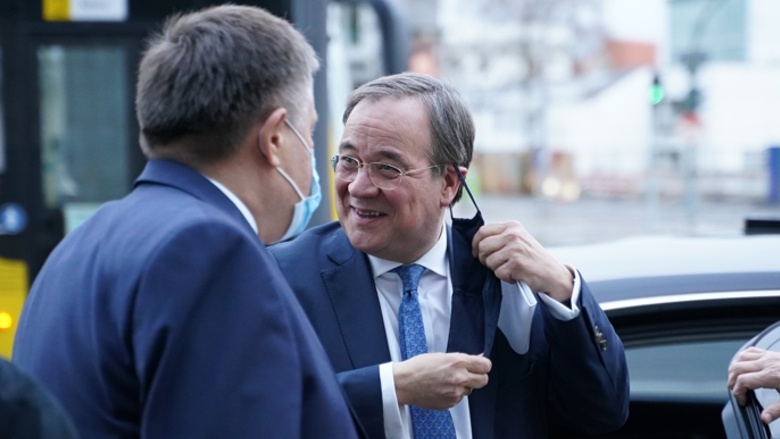 Der CDU-Vorsitzende Armin Laschet wird vom Leiter des Bereichs Organisation, Ulf Leisner, vor dem Konrad-Adenauer-Haus in Empfang genommen Der CDU-Vorsitzende Armin Laschet wird vom Leiter des Bereichs Organisation, Ulf Leisner, vor dem Konrad-Adenauer-Haus in Empfang genommen