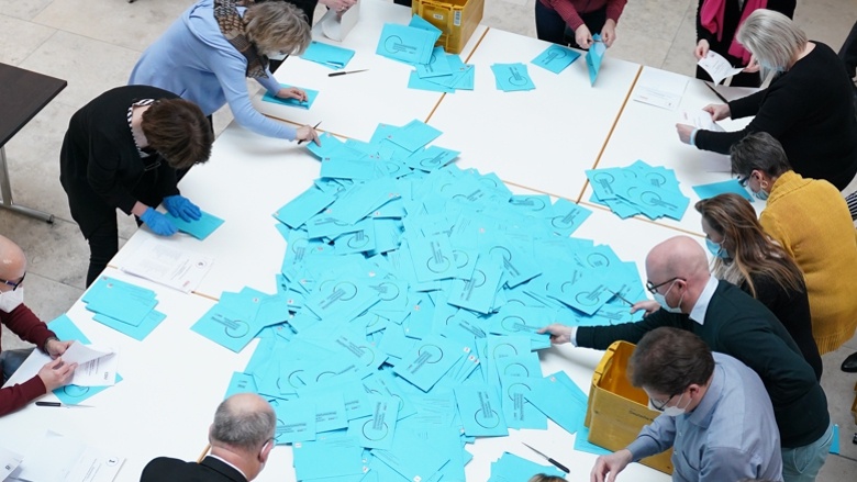 Blick auf die blauen Briefwahlumschläge 