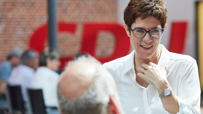 CDU-Generalsekretärin Annegret Kramp-Karrenbauer im Gespräch zu Beginn der Zuhör-Tour in Magdeburg
