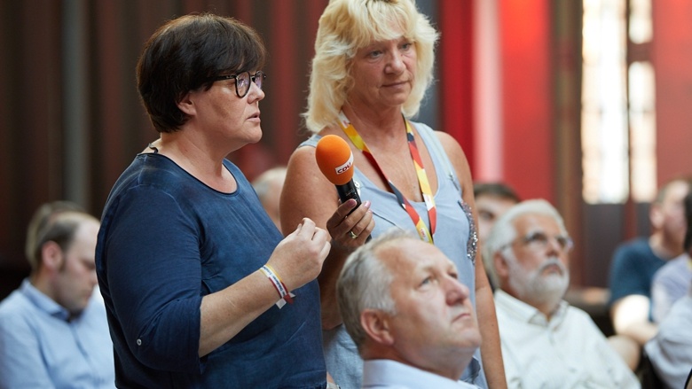 Teilnehmerinnen der Zuhör-Tour in Magdeburg bei einer Wortmeldung