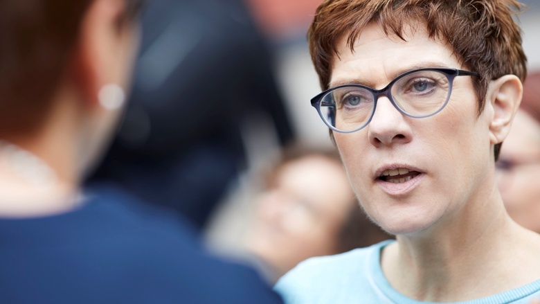 CDU-Generalsekretärin Annegret Kramp-Karrenbauer im Gespräch während der Zuhör-Tour im thüringischen Rohr