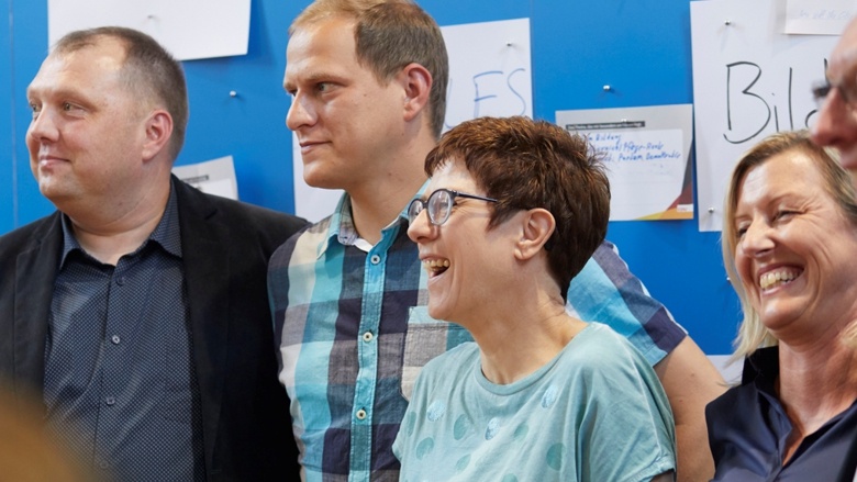 Gruppenfoto mit CDU-Generalsekretärin Annegret Kramp-Karrenbauer während der Zuhör-Tour im thüringischen Rohr