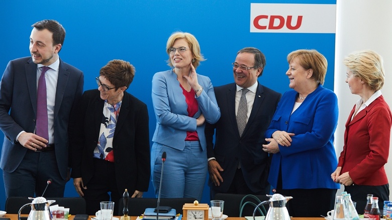 Schnappschuss vor Beginn der Sitzung des Bundesvorstands mit (v.l.) Paul Ziemiak, Annegret Kramp-Karrenbauer, Julia Klöckner, Armin Laschet, Bundeskanzlerin Angela Merkel und Ursula von der Leyen Schnappschuss vor Beginn der Sitzung des Bundesvorstands mit (v.l.) Paul Ziemiak, Annegret Kramp-Karrenbauer, Julia Klöckner, Armin Laschet, Bundeskanzlerin Angela Merkel und Ursula von der Leyen