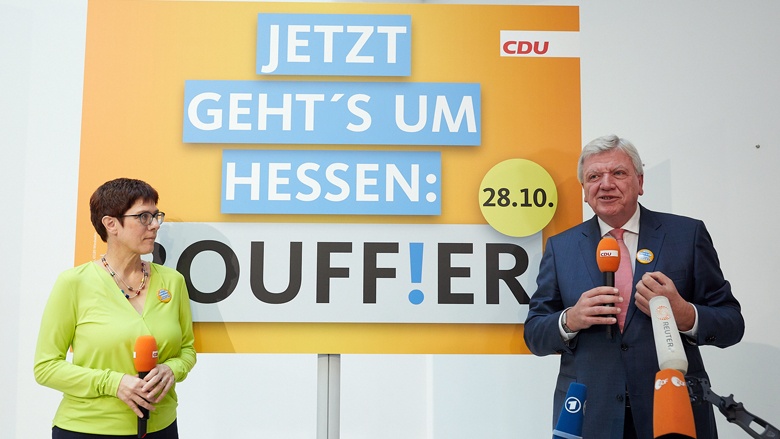 CDU-Generalsekretärin Annegret Kramp-Karrenbauer und Hessens Ministerpräsident Volker Bouffier präsentieren das Plakat zur Schlusskampagne in Hessen. CDU-Generalsekretärin Annegret Kramp-Karrenbauer und Hessens Ministerpräsident Volker Bouffier präsentieren das Plakat zur Schlusskampagne in Hessen.