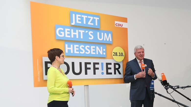 CDU-Generalsekretärin Annegret Kramp-Karrenbauer und Hessens Ministerpräsident Volker Bouffier präsentieren das Plakat zur Schlusskampagne in Hessen. CDU-Generalsekretärin Annegret Kramp-Karrenbauer und Hessens Ministerpräsident Volker Bouffier präsentieren das Plakat zur Schlusskampagne in Hessen.