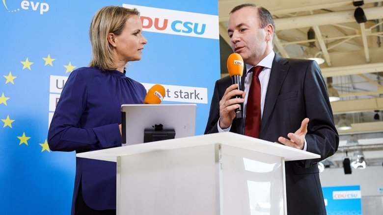 EVP-Spitzenkandidat Manfred Weber mit Moderatorin Claudia von Brauchitsch bei einem Facebook-Live im Anschluss an die Präsentation des Europawahlprogramms. 