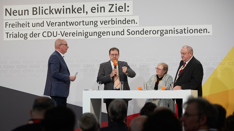 Auf dem Bild sieht man Moderator Frank Niebuhr mit Christian Meissner (EAK), Dagmar König (CDA) und Egon Primas (OMV)