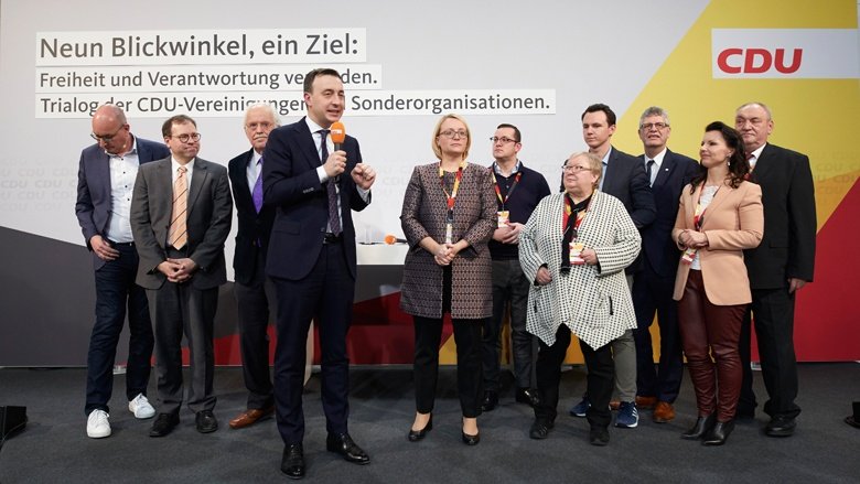 Auf dem Bild sieht man CDU-Generalsekretär Paul Ziemiak mit den Vertretern der Vereinigungen
