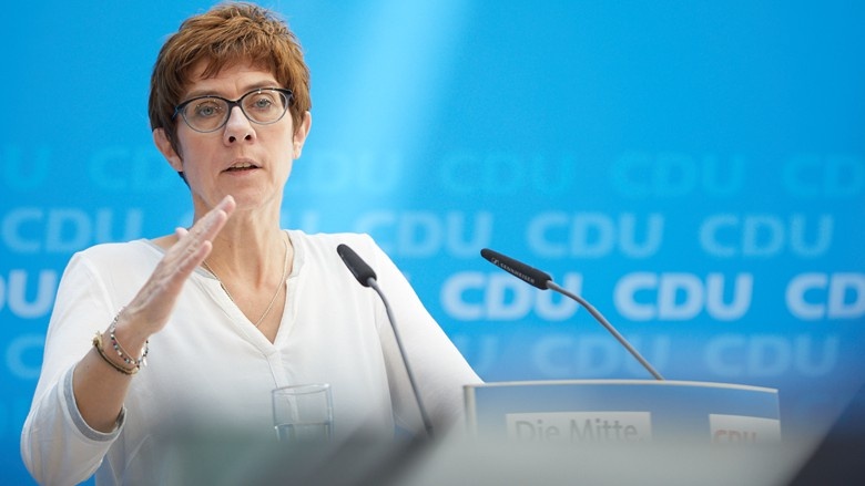 CDU-Generalsekretärin Annegret Kramp-Karrenbauer während der Pressekonferenz im Foyer des Konrad-Adenauer-Hauses CDU-Generalsekretärin Annegret Kramp-Karrenbauer während der Pressekonferenz im Foyer des Konrad-Adenauer-Hauses
