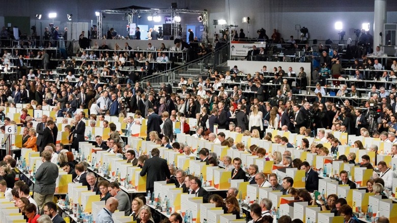 Momentaufnahme eines Wahlgangs mit Tischwahlkabinen während des 31. Parteitags der CDU Deutschlands in Berlin 