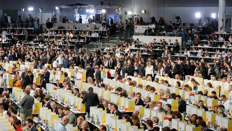 Momentaufnahme eines Wahlgangs mit Tischwahlkabinen während des 31. Parteitags der CDU Deutschlands in Berlin Momentaufnahme eines Wahlgangs mit Tischwahlkabinen während des 31. Parteitags der CDU Deutschlands in Berlin