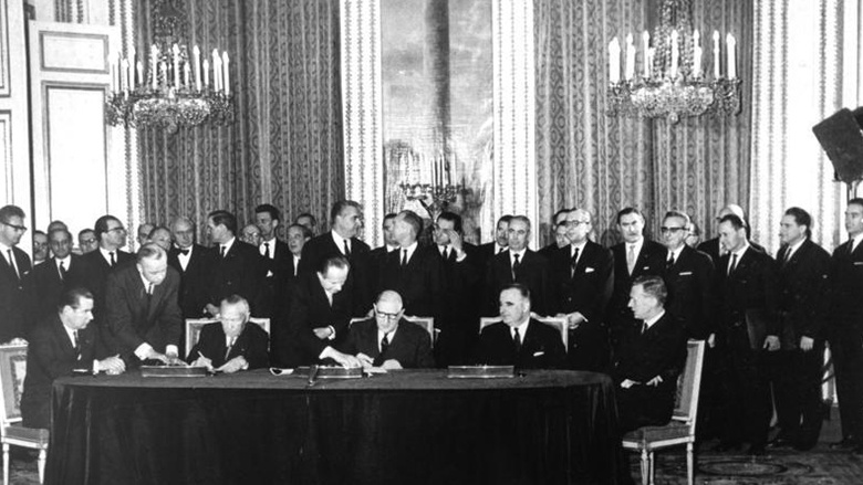 De Gaulle und Adenauer unterzeichnen in Paris den Elysée-Vertrag zur deutsch-französischen Zusammenarbeit. 