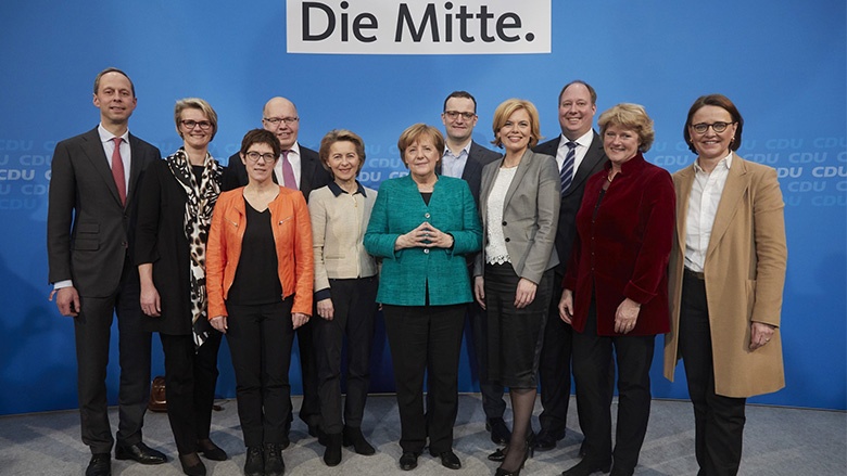 Angela Merkel mit den designierten Ministern und der designierten Generalsekretärin