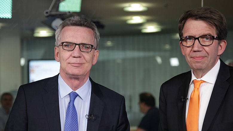 Bundesinnenminister Thomas de Maizière mit dem Moderator der Videokonferenz Frank Bergmann Bundesinnenminister Thomas de Maizière mit dem Moderator der Videokonferenz Frank Bergmann