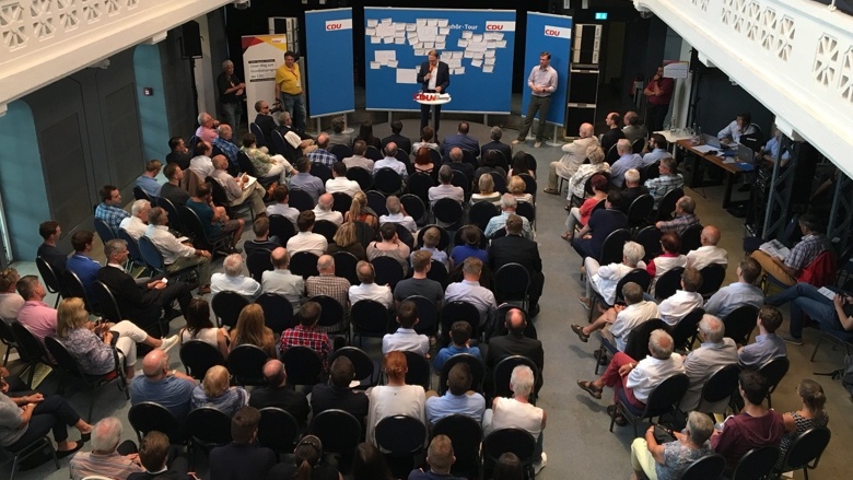 CDU-Generalsekretärin Annegret Kramp-Karrenbauer während der Zuhör-Tour im Alten Hallenbad in Heidelberg