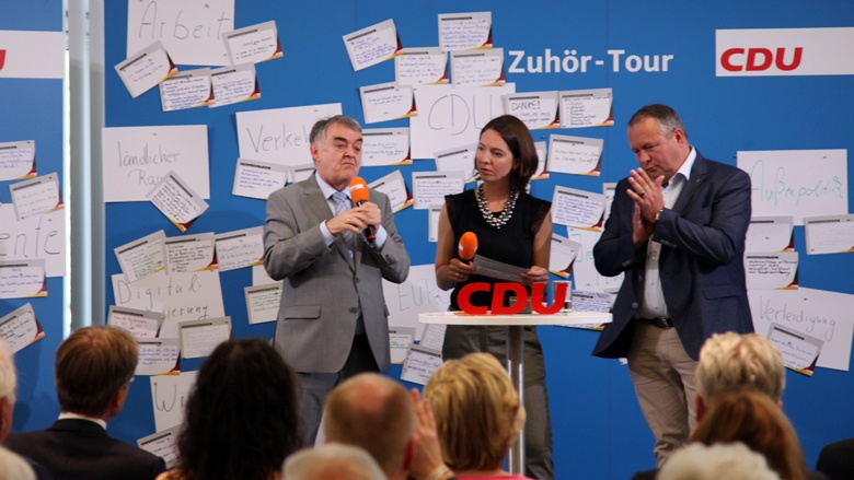 Auf dem Bild sieht man: Nordrhein-Westfalens Innenminister Herbert Reul und dem Generalsekretär der CDU NRW, Josef Hovenjürgen, diskutieren im Rahmen der Zuhör-Tour mit CDU-Mitgliedern.