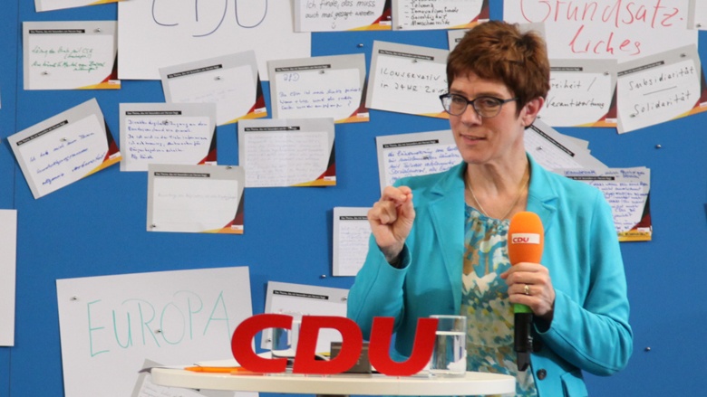 Auf dem Bild sieht man CDU-Generalsekretärin Annegret-Kramp-Karrenbauer am Mikrofon.