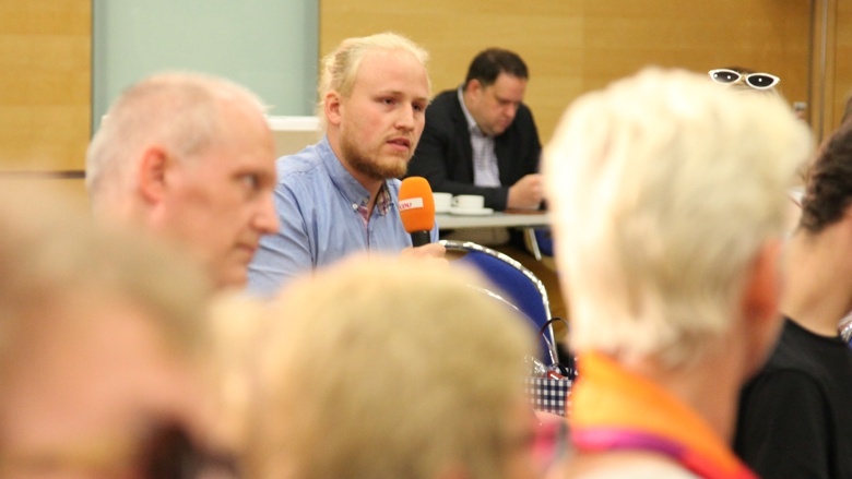 Ein Teilnehmer stellt eine Frage während der Zuhör-Tour zum CDU-Grundsatzprogramm im Grugapark in Essen