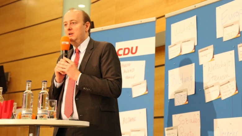 Der CDU-Bundestagsabgeordnete Matthias Hauer während der Zuhör-Tour zum CDU-Grundsatzprogramm im Grugapark in Essen
