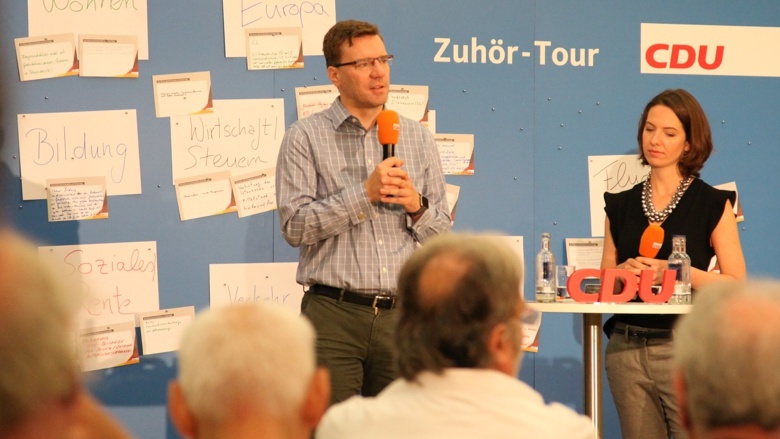 Führten durch die Diskussion: Nico Lange und Dr. Britta Rottbeck während der Zuhör-Tour zum CDU-Grundsatzprogramm im Grugapark in Essen