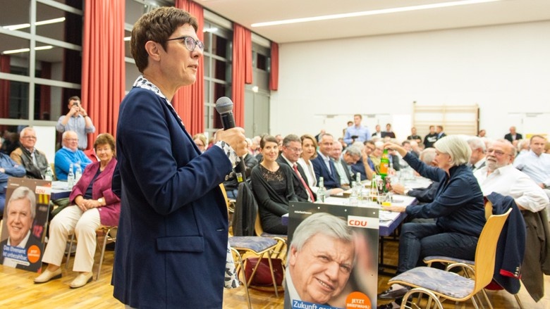 CDU-Generalsekretärin Annegret Kramp-Karrenbauer während eines Wahlkampf-Auftritts im hessischen Freigericht CDU-Generalsekretärin Annegret Kramp-Karrenbauer während eines Wahlkampf-Auftritts im hessischen Freigericht