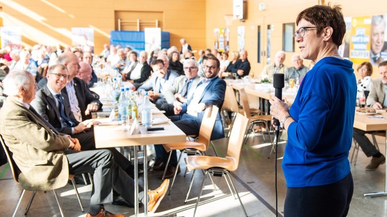 CDU-Generalsekretärin Annegret Kramp-Karrenbauer unterstützt die hessische CDU im Wahlkampf in Butzbach CDU-Generalsekretärin Annegret Kramp-Karrenbauer unterstützt die hessische CDU im Wahlkampf in Butzbach