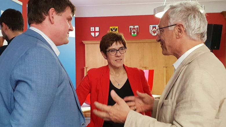 CDU-Generalsekretärin Annegret Kramp-Karrenbauer im Gespräch mit dem CDU-Kreisvorsitzenden Michael Möckel und dem Bundestagsabgeordneten Martin Patzelt