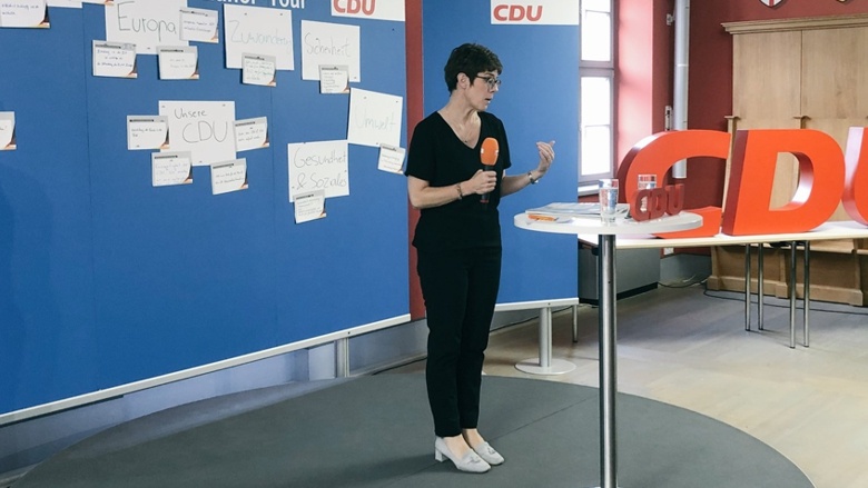 CDU-Generalsekretärin Annegret Kramp-Karrenbauer während der Zuhör-Tour in Frankfurt/Oder