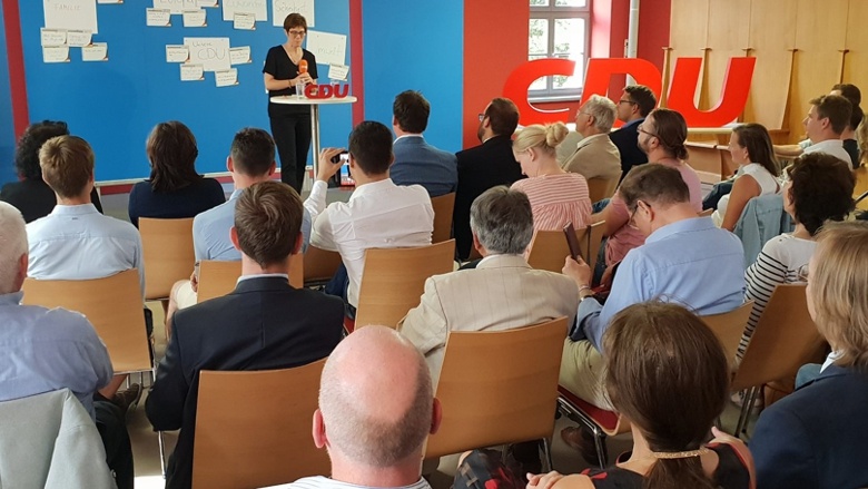 CDU-Generalsekretärin Annegret Kramp-Karrenbauer auf dem Podium während der Zuhör-Tour in Frankfurt/Oder