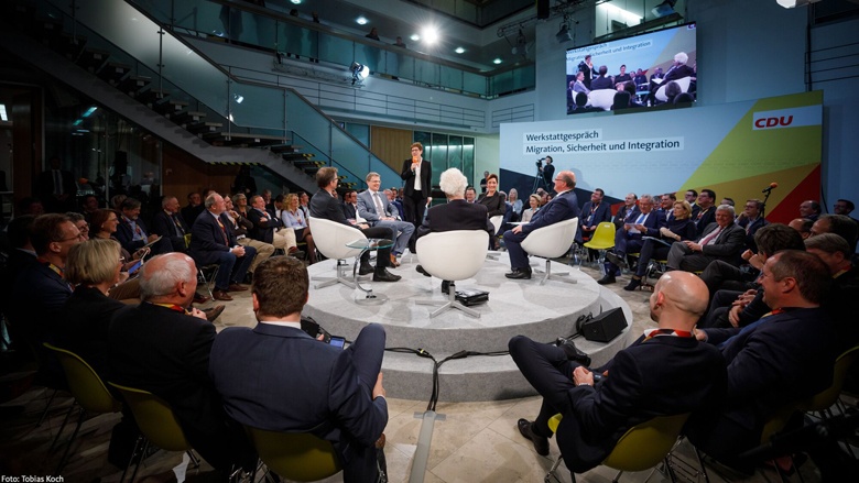 Moderatorin Angela Elis diskutiert mit Professor Dr. Christian Hillgruber, Professor Dr. Daniel Thym, Gerald Knaus und Professor Dr. Egbert Jahn Moderatorin Angela Elis diskutiert mit Professor Dr. Christian Hillgruber, Professor Dr. Daniel Thym, Gerald Knaus und Professor Dr. Egbert Jahn