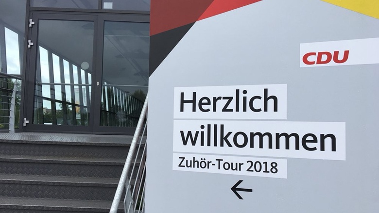 Auf dem Foto siet man den Eingang zum Kulturbahnhof in greifswald mit CDU-Hinweisschild.