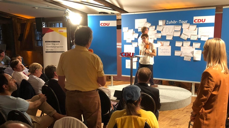 CDU-Generalsekretärin Annegret Kramp-Karrenbauer während der Zusatzstation zur Zuhör-Tour bei der CDU Hamburg in HafenCity