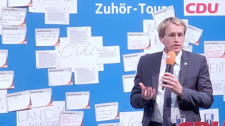 Schleswig-Holsteins Ministerpräsident Daniel Günther führte in Husum durch das Programm der Zuhör-Tour