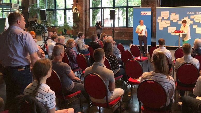 CDU-Generalsekretärin Annegret Kramp-Karrenbauer während der Zuhör-Tour auf dem Podium in Leipzig
